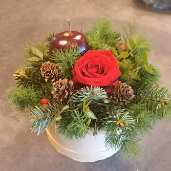 Söt liten hattask med juliga snittblommor kottar och grönt. Cellofan och matchande band ingår. (Bilden 300:-)