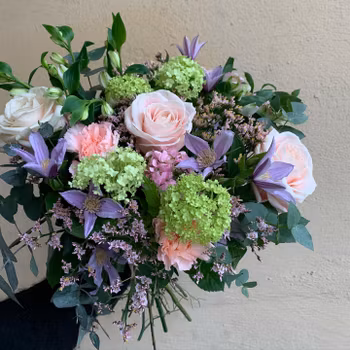 Bukett i ljusrosa lila vitt med vårgröna Olvonbollar (Bilden ca 1000:-)