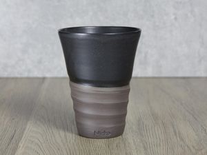 Lattemugg mellan 40 cl svart stengods två glaseringar