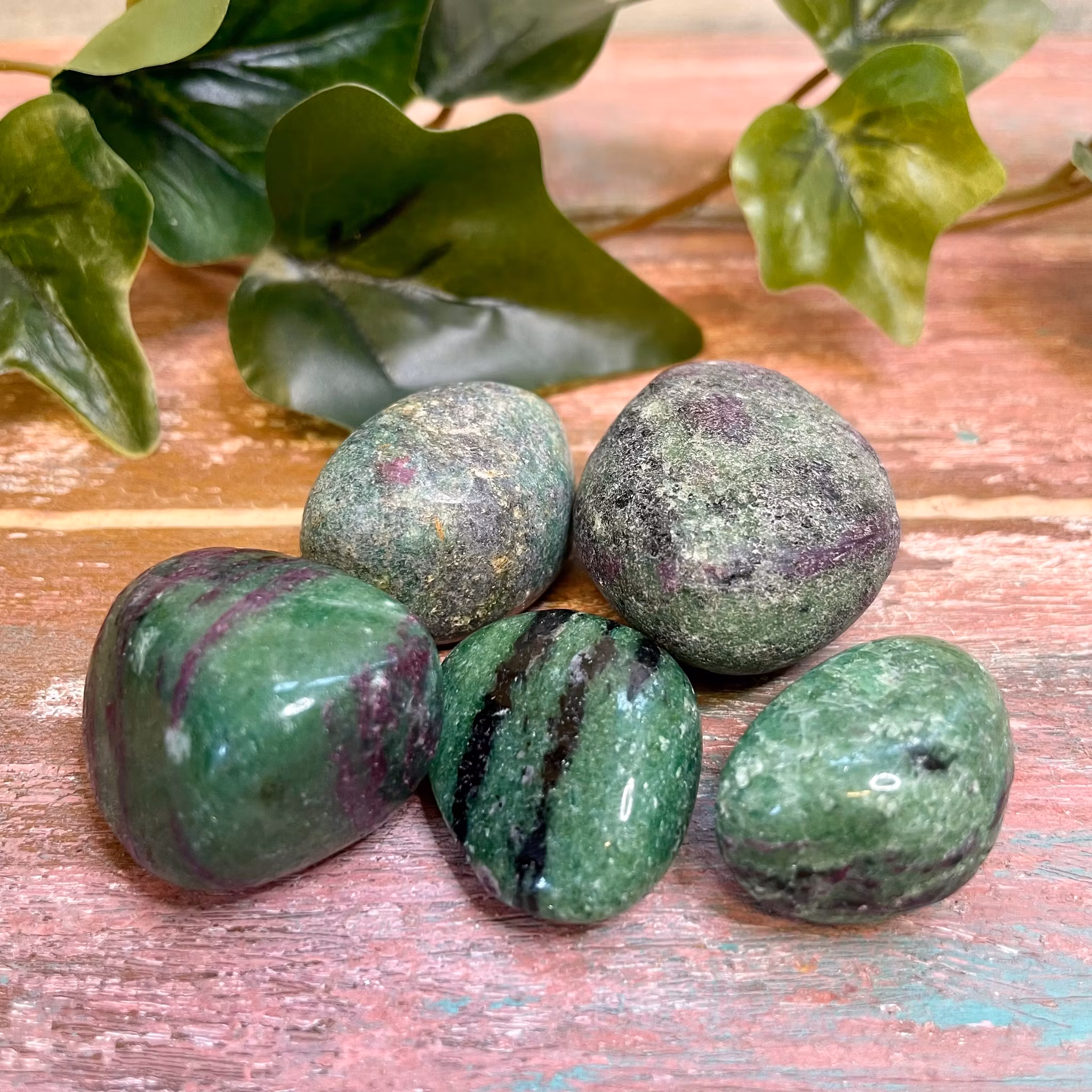 Tumlad Zoisit med rubin