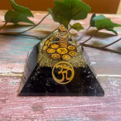 Organit pyramid svart turmalin ohm