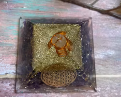 Organit pyramid ametist