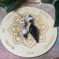 Unik pendel i obsidian med döskalle.