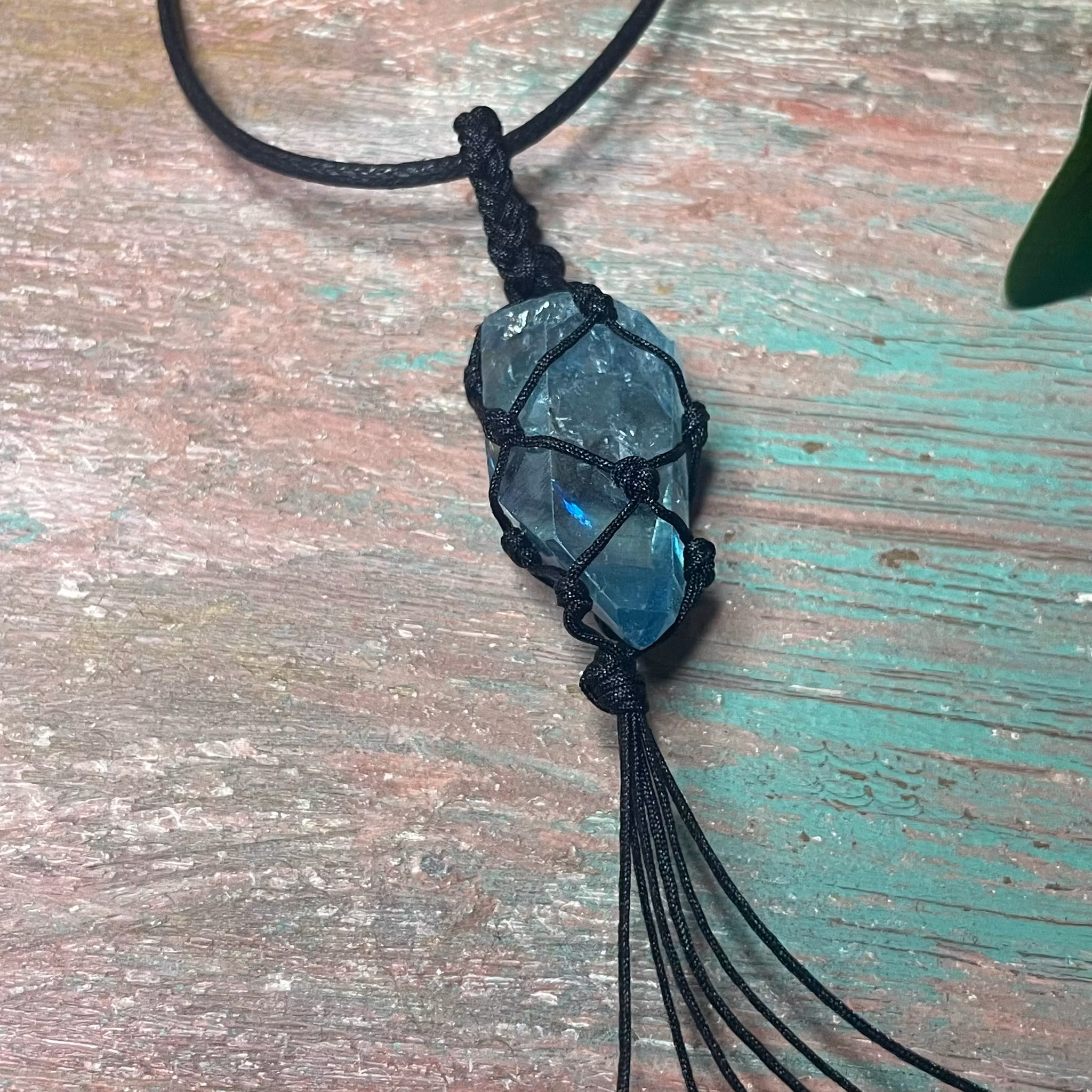 Handgjort aqua aura halsband.