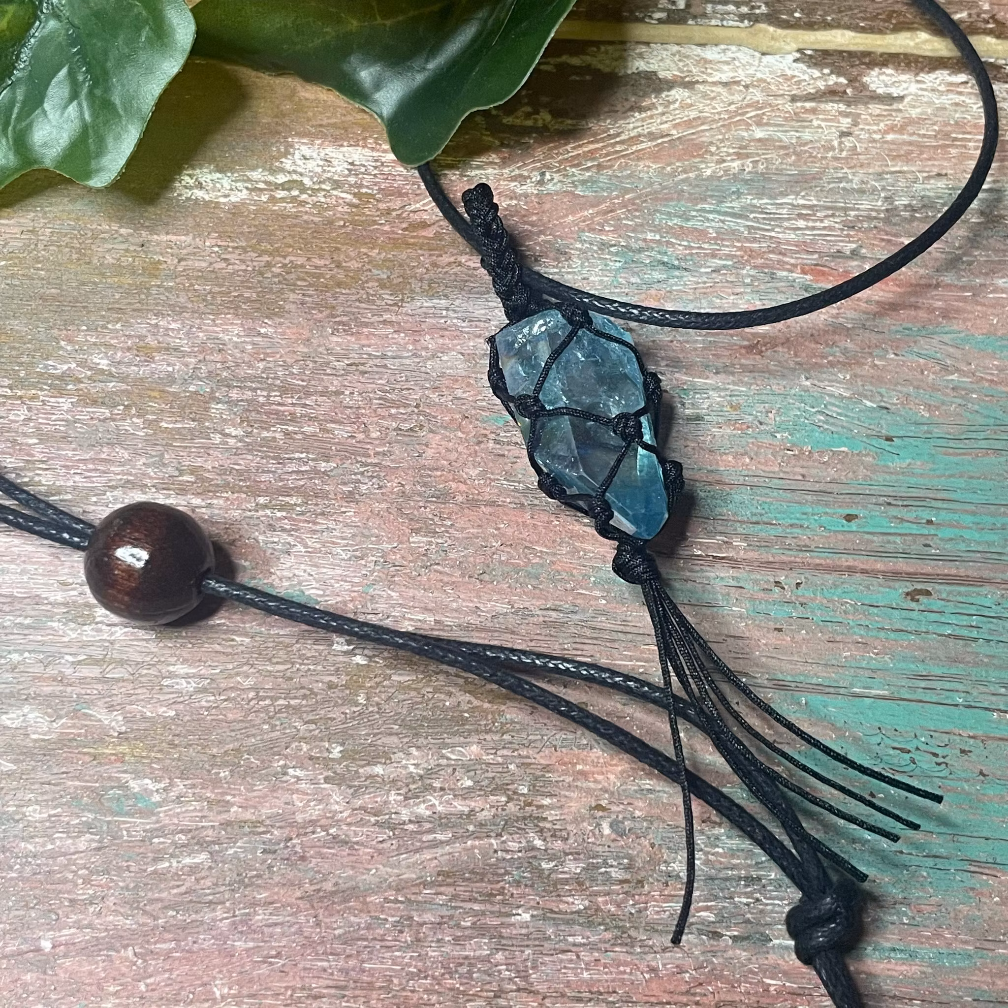 Handgjort aqua aura halsband.