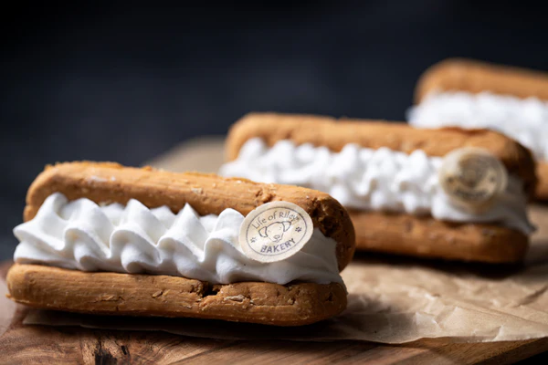 Doggy Éclair – Spannmålsfri Hundgodis med Jordnötssmör & Carob