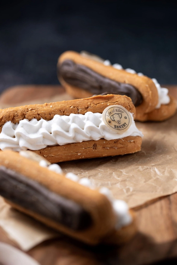 Doggy Éclair – Spannmålsfri Hundgodis med Jordnötssmör & Carob