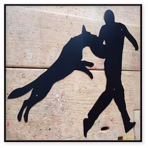 Figurant med hund skylt