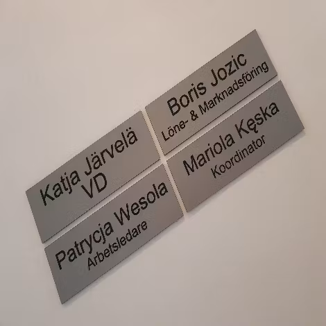 Kontorsskylt med tejpad baksida