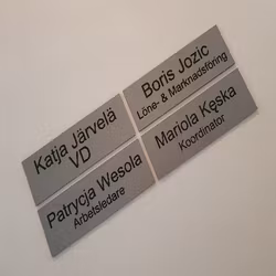 Kontorsskylt med tejpad baksida