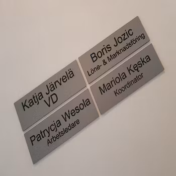 Kontorsskylt med tejpad baksida