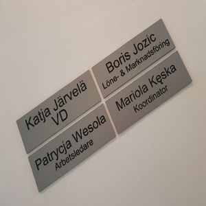 Kontorsskylt med tejpad baksida