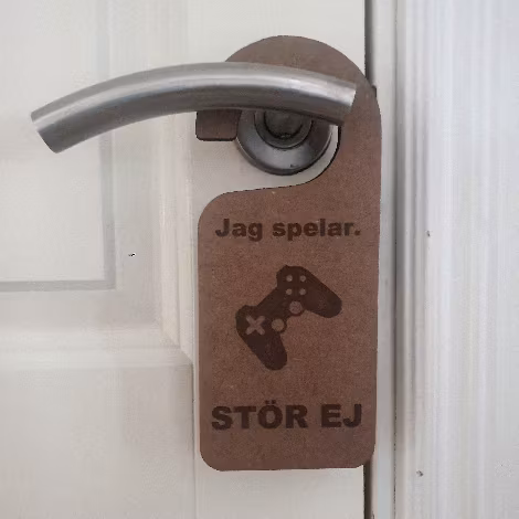Dörrskylt hänge