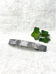 Kamouflage-mönstrad hårklämma i läder. Flera alternativ