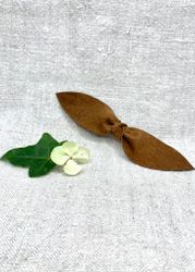 Brun läderrosett-klämma, stor
