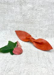 Röd läderrosett-klämma, stor