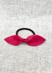 Ceriserosa läderrosett-gummiband