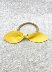 Gul läderrosett-gummiband