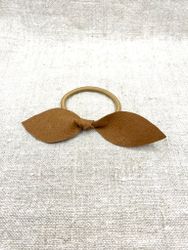 Ljusbrun läderrosett-gummiband