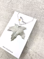 Halsband med silvrig "Lönn" av läder