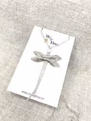 Halsband med silvrig "Trollslända" av läder