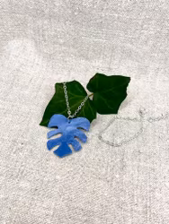 Halsband med blå "Monstera" av läder