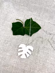 Halsband med vit "Monstera" av läder