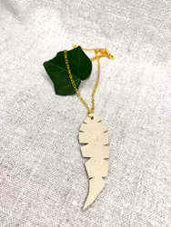 Halsband med stor, beige "Fjäder" av läder
