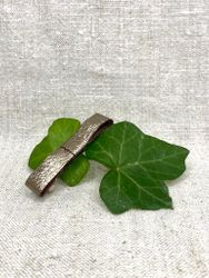 Hårklämma, stor med antikguldig läderrosett