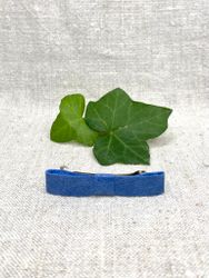 Hårklämma, liten med blå läderrosett