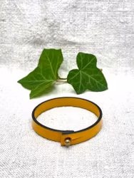 Läderarmband, smalt. Senapsgult