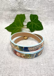 Läderarmband, smalt, dubbelt. Ljusblått/mönstrat