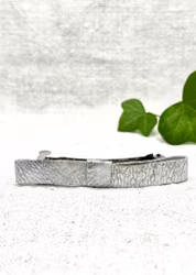 Hårklämma, stor med silvrig läderrosett