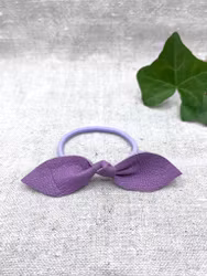 Lila läderrosett på gummiband