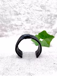 Läderarmband, formbart. 3 cm Rosett