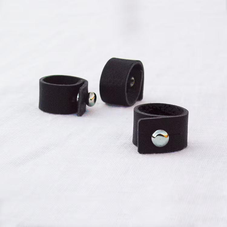 ring i svart läder
