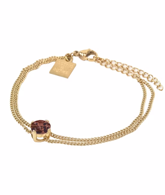 Nätt litet armband från Astrid & Agnes i gulpläterad stål med en plommfärg och2 tunna pansarkedjor hos  Ericsson Ur och Guld