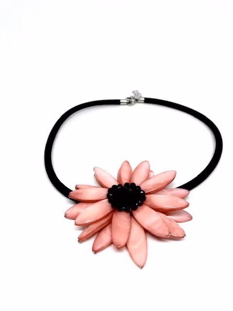 Made by Ester Halsband med aprikos blomma