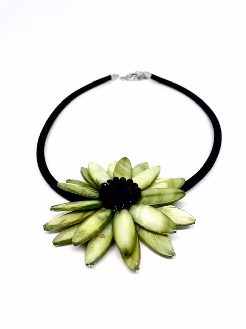 Made by Ester Halsband med grön blomma hos Ericsson Ur och Guld