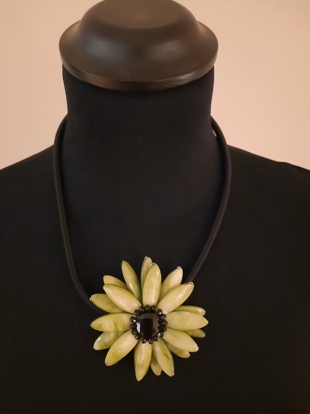 Made by Ester Halsband Grön Blomma