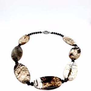 Leopard färgat sten halsband