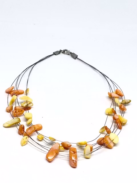 Made by Ester Halsband 6-radigt  snäcksskal gul/orange
