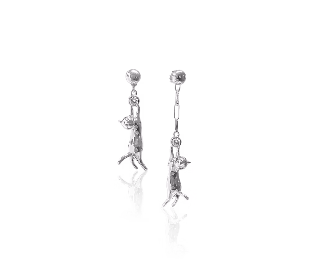 Ioaku animal stud cat earrings silver  hos Ericsson Guld
