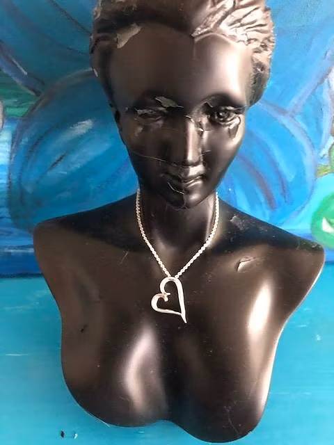 Vackert Silverhjärt med modern vacker design 925 sterling silver I en tunn liten pazarkedja 45cm hos EriCsson Ur och Guld