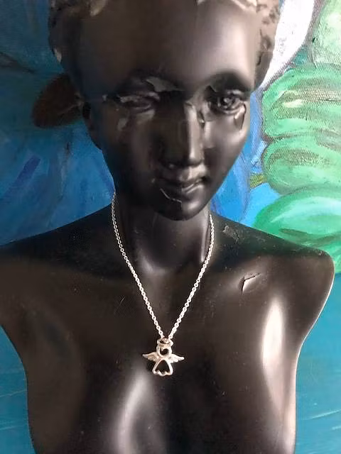 designad genombruten ängel i en tunn vacker silverkdja , 925 sterling silver 45 cm lång hos EriCsson Ur och Guld