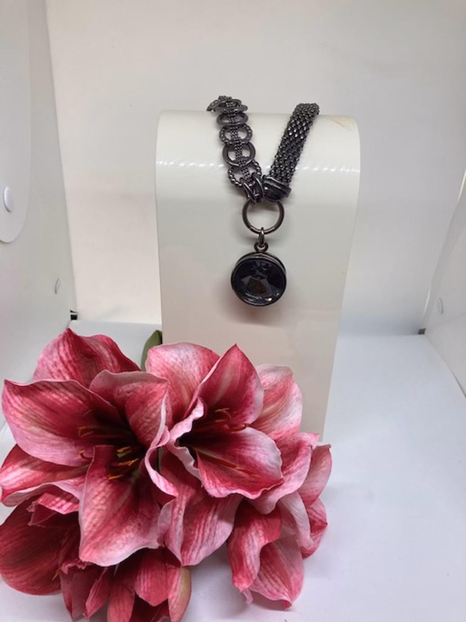 Rockigt halsband med kristall hänge från Åsita hos EriCsson Ur och Guld i var Vintage-avd