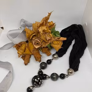 Halsband Bag Lady svart/vita pärlor