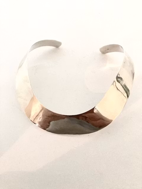 Vacker Halsring I äkta silver från Liga  Design  Vikt 104 gr Bredd 2,5cm hos EriCsson Ur och Guld