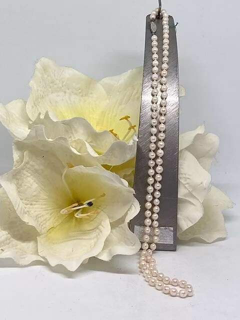 Vacker pärlcollier av sötvattenpärlor Längd 60 cm med silverlås hos EriCsson Ur och Guld.
