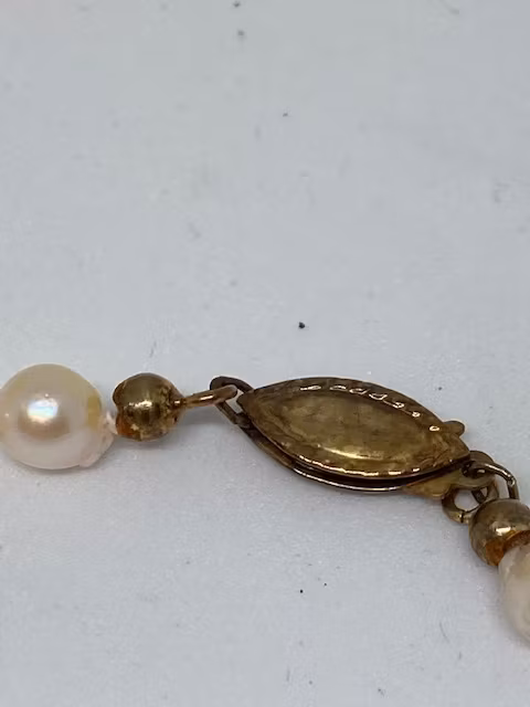 Saltvattencollier 42 cm med knutar och en guldförgyllt lås hos EriCsson Ur och Guld